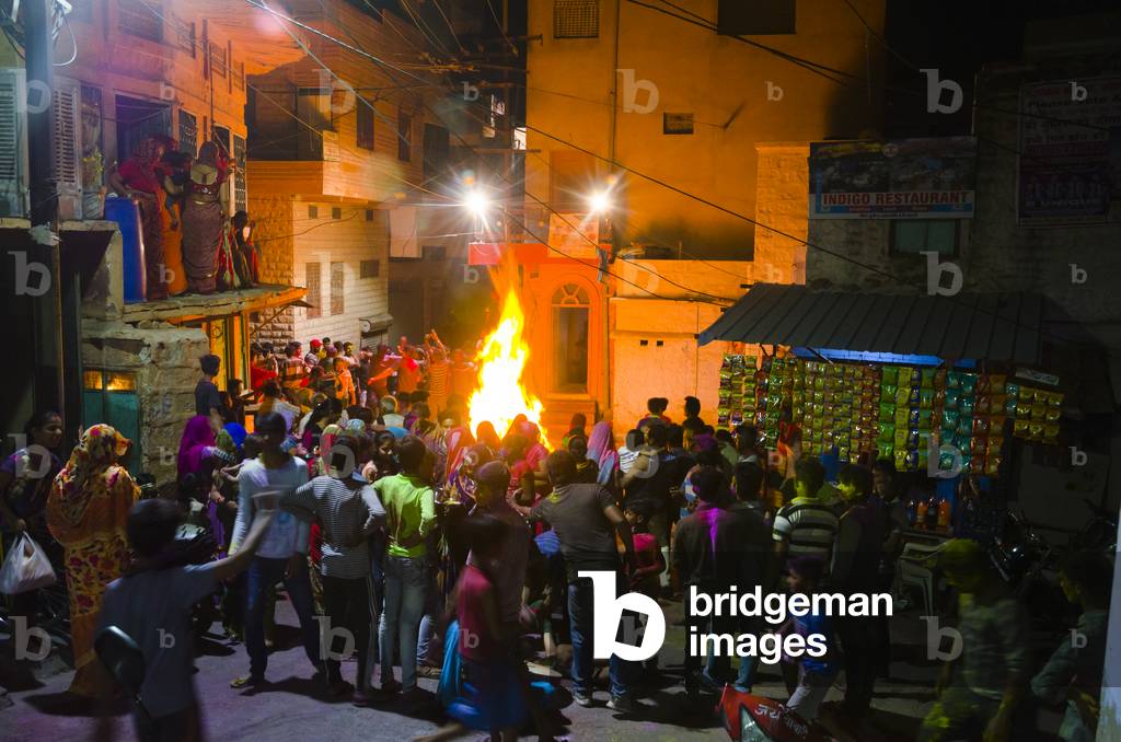 A city neighbourhood celebrating around the Holika Dahan bonfire on the eve of Holi Festival,
Jodhpur, Rajasthan, India (photo)