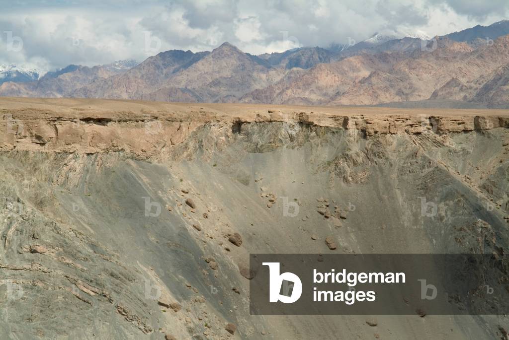 Himalayan landscape: High-altitude cold desert, Indus river plain and eroding escarpment nr. Khalsi, Ladakh, Jammu and Kashmir, India (photo)