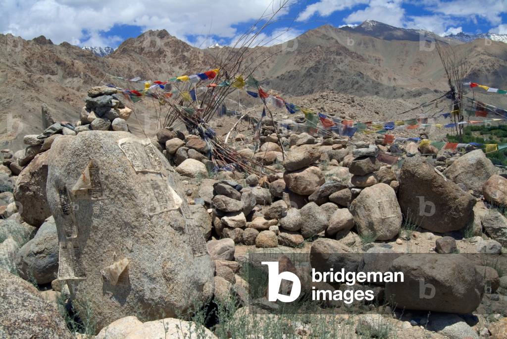 Tibetan Buddhism (Tantric Buddhism, Vajrayana): Prayer sheets stuck to rocks, stones in piles, prayer flags in high-altitude 'sacred landscape' Ladakh Range, north of Leh, Ladakh, Himalayas, Jammu and Kashmir, India (photo)
