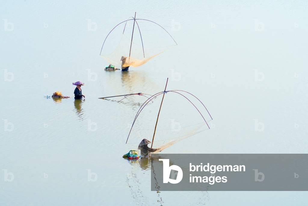 Three river fishermen casting nets in Mekong (photo)
