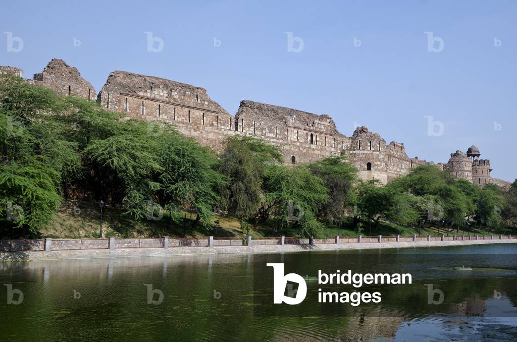 Ramparts and moat of the Purana Qila - one of the oldest forts in Delhi, India (photo)