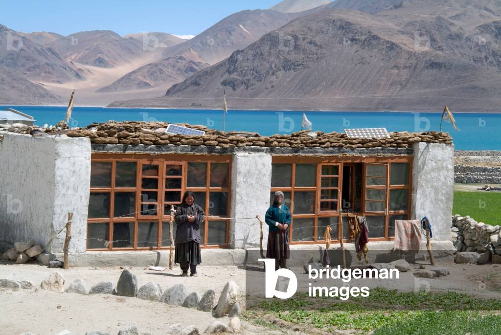 A house on the shore of Pangong Lake, Ladakh, India (photo)