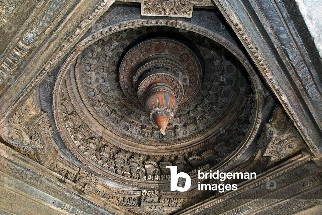 Dome ceiling with central pendant inside the Keshava Vishnu temple (photo)