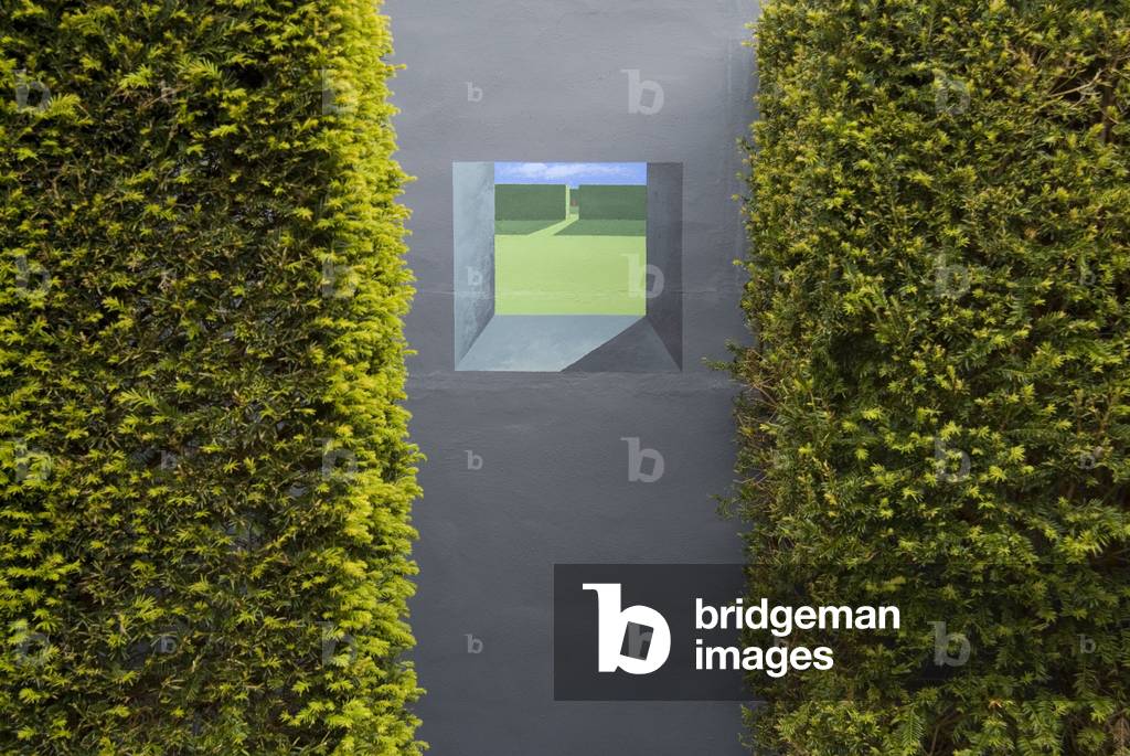 Trompe l'oeil on wall flanked by yew hedge, Tony Ridler's garden, Swansea, S.Wales, UK (photo)