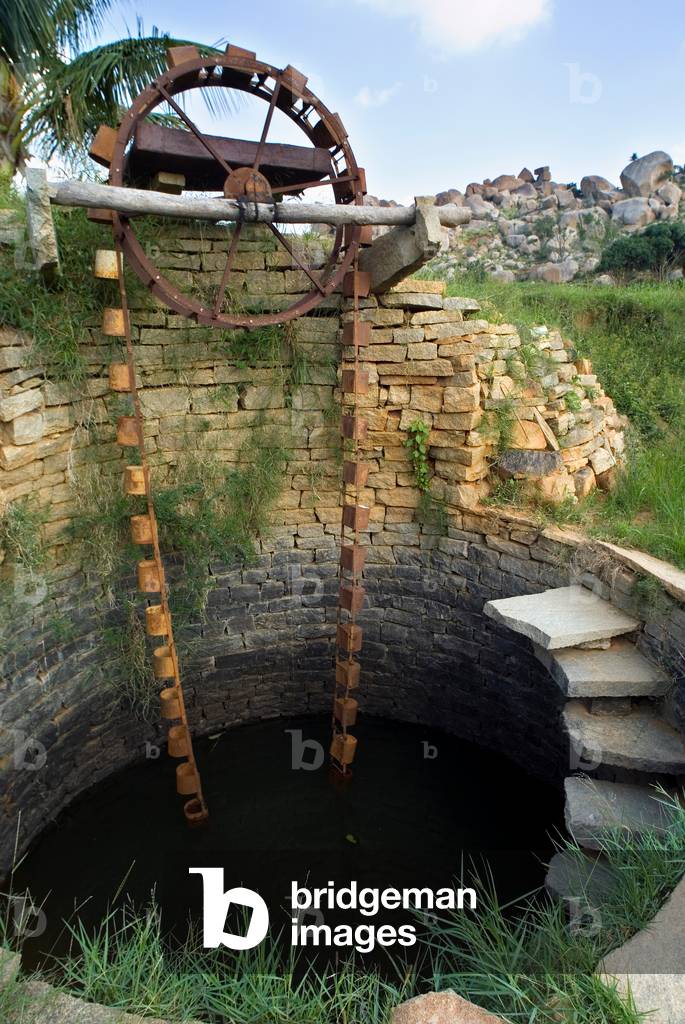 Persian wheel lifting water from rural well (photo)