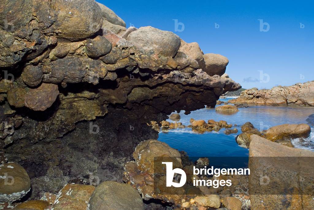 Conglomerate rock (pebbles, cobbles & boulders in a fine/medium-grained matrix), undercut & eroded by tide on Indian Ocean shoreline between Canal Rocks & Smiths Beach, nr. Yallingup, Leeuwin-Naturaliste National Park, Western Australia (photo)