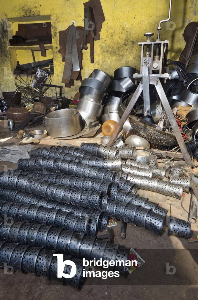 Indian metal handicraft workshop, light/candle shades, metal sheets, machinery,
Jodhpur, Rajasthan, India (photo)