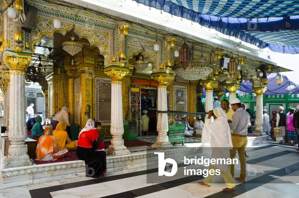 Sufi worshippers at the shrine and tomb of Nizamuddin, New Delhi, India (photo)