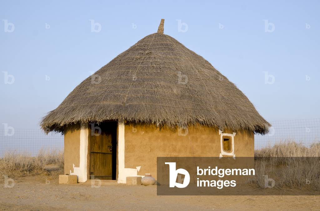 Traditional Rajasthani thatched and cob-walled desert hut, Thar Desert, Rajasthan, India (photo)