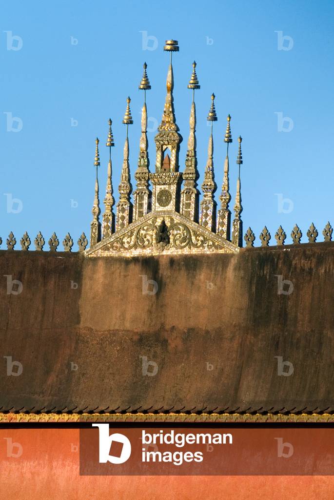 A decorative metal device at the centre of the Wat Hai Sok temple symbolising the centre of the universe (photo)