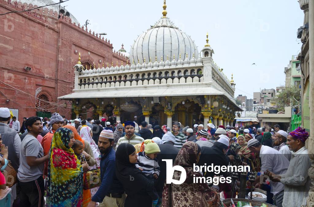 Sufis at the shrine and tomb of Nizamuddin, New Delhi, India (photo)