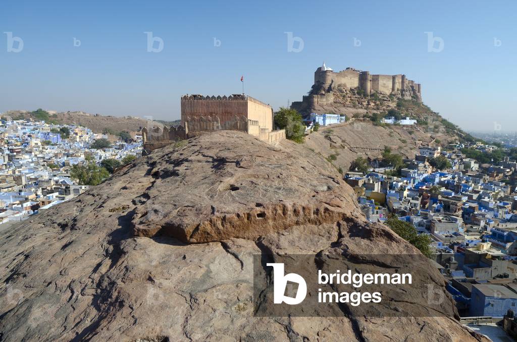 The old 'Blue City' from above intersected by Pachetia Hill (foregnd.) and Mehrangarh Fort (bckgnd.)
Jodhpur, Rajasthan, India (photo)
