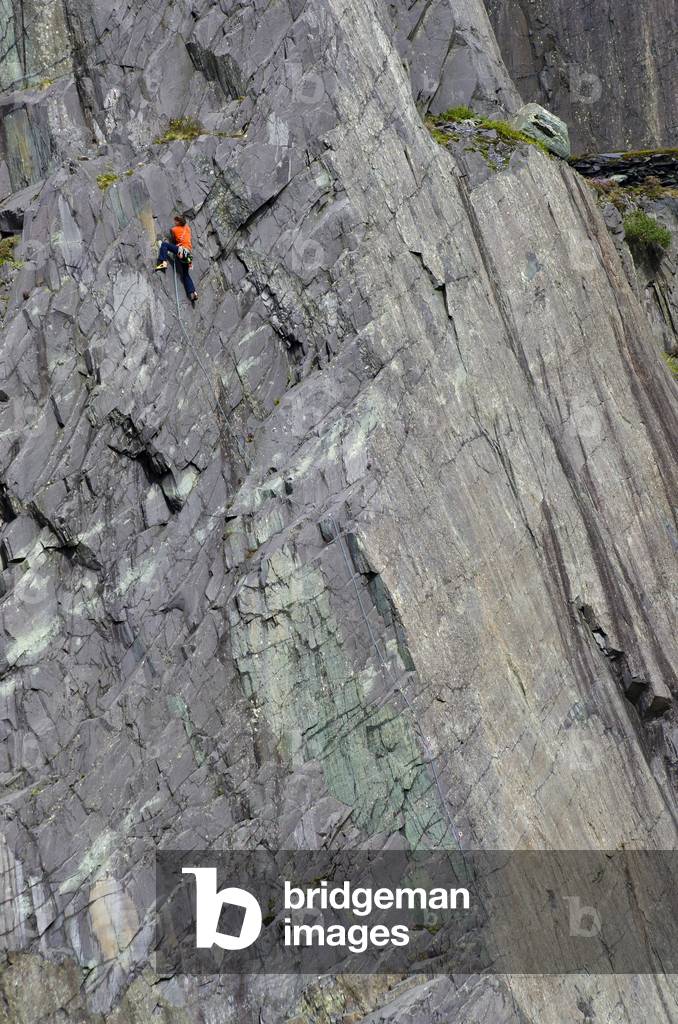 Rockclimber in Disused Slate Quarry,
Dinorwic Quarry, Llanberis,
Snowdonia, Gwynedd, North Wales, UK (photo)