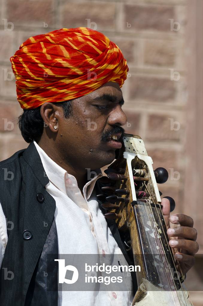Turbaned Indian musician playing a Kamaicha,
Mehrangarh Fort, Jodhpur, Rajasthan, India (photo)