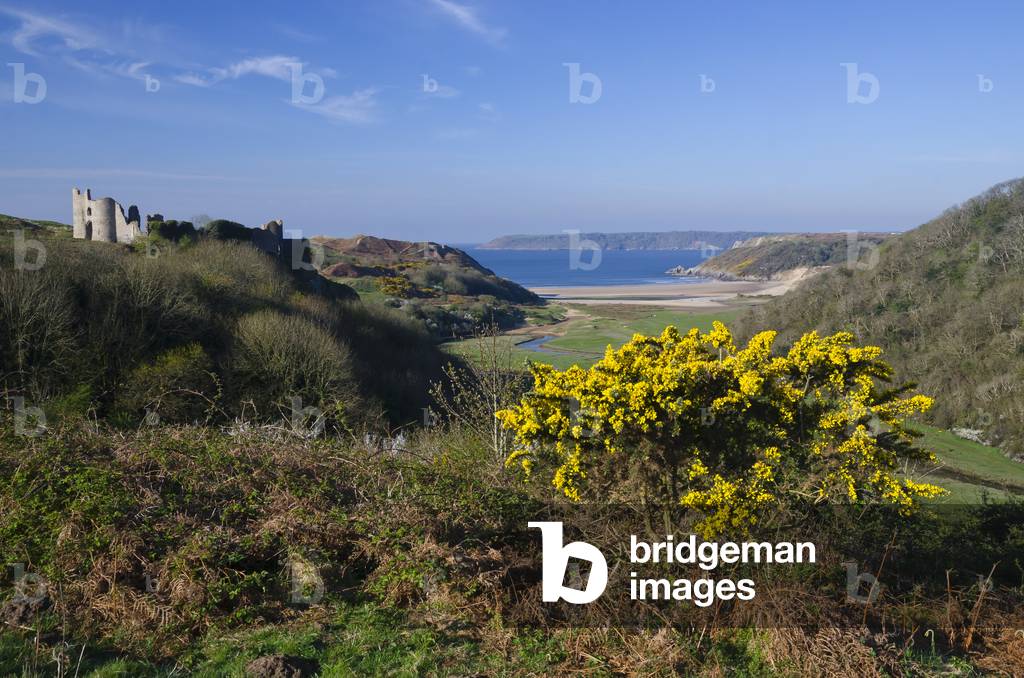 Three Cliffs Bay  with Pennard Castle & Oxwich Point, Gower, South Wales, United Kingdom (photo)