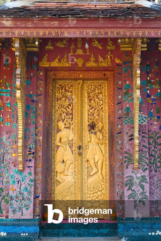 Elaborate gilded temple door and glass mosaic on exterior wall (photo)