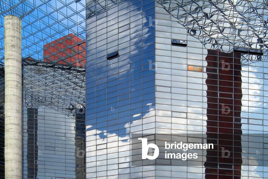Mirrored facade of city skyscraper, distorted sky reflections nr. Connaught Place, New Delhi, India (photo)