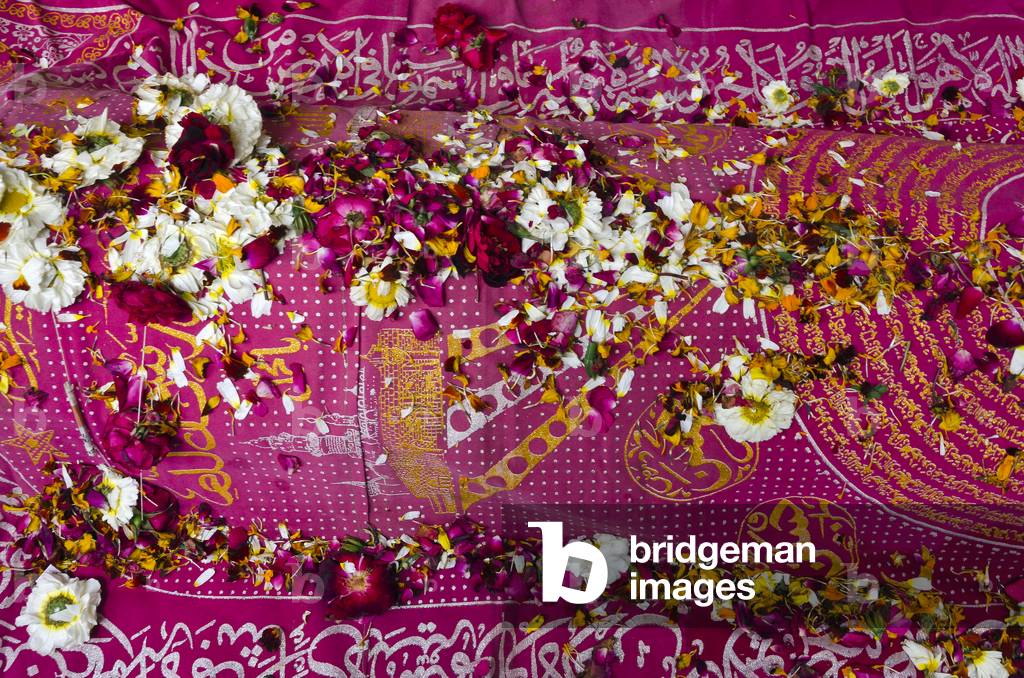 Flower petal offerings  at the Sufi shrine and tomb of Nizamuddin, New Delhi, India (photo)