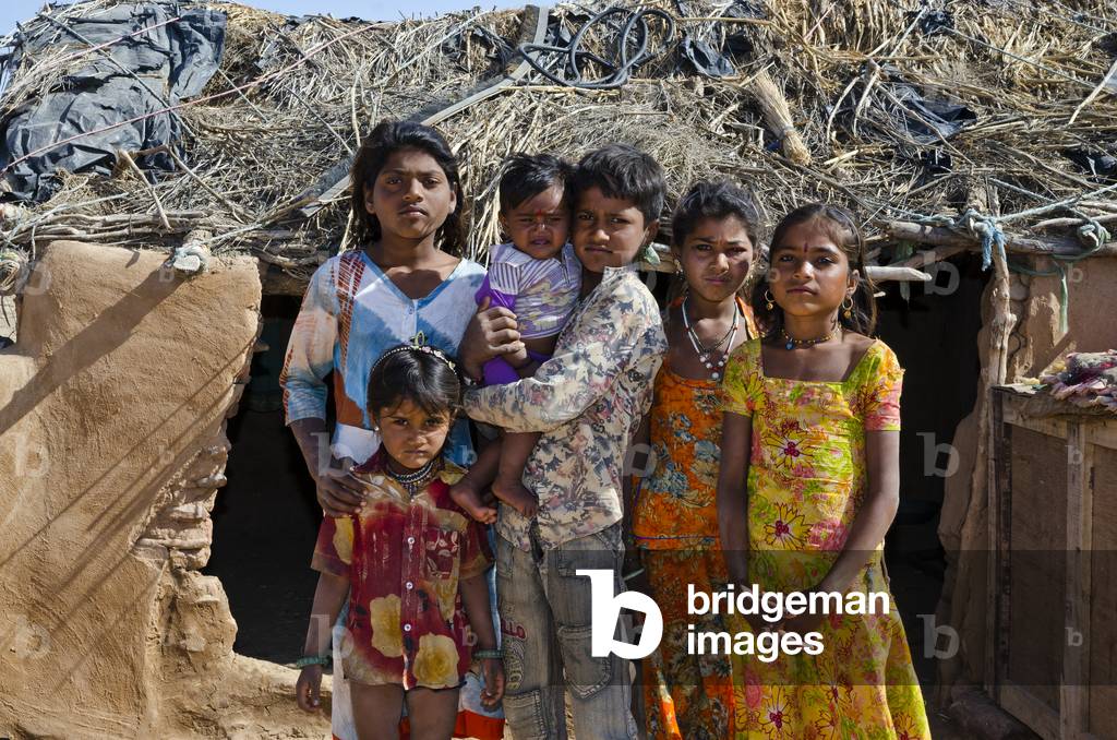 Children of the semi-nomadic Jogi Nath Kalbelia tribe in their Thar Desert settlement,
Kodiyasar, Rajasthan, India (photo)