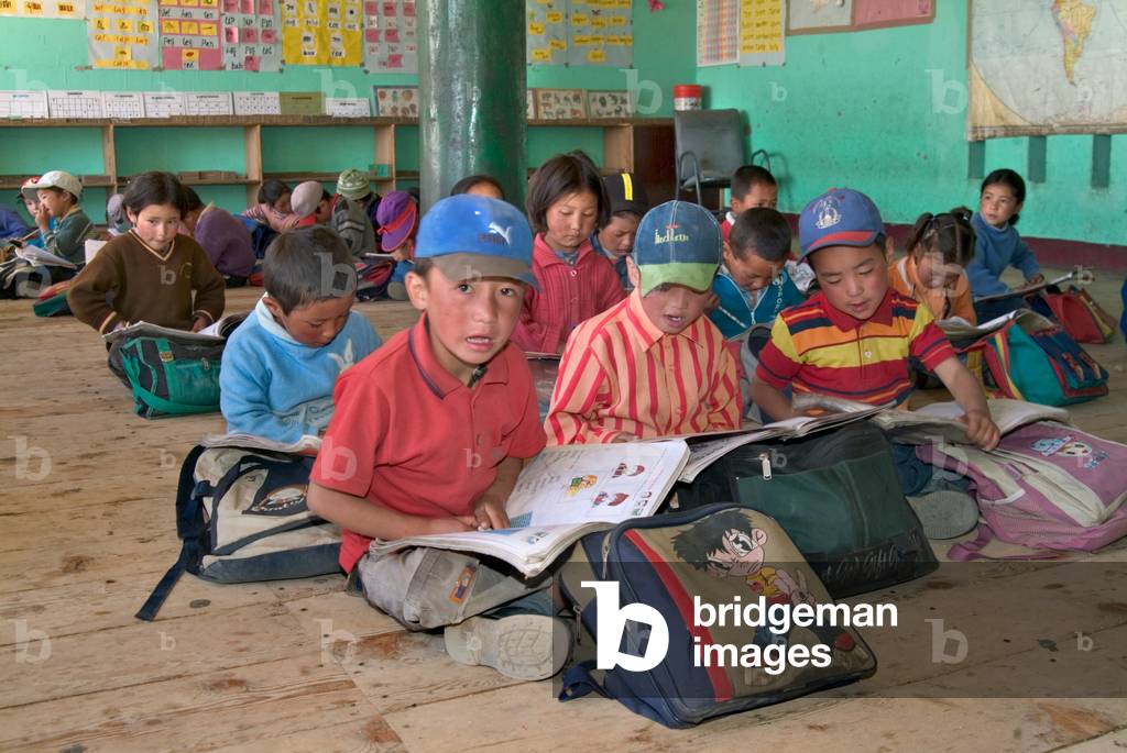 Ladakhi schoolchildren reading during English lesson in village school Manjushri Model School, Sakti, Ladakh, Himalayas, Jammu and Kashmir, India (photo)