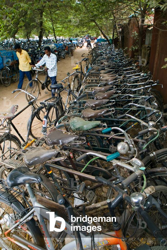 Bicycle and motorbike park in Indian city (photo)