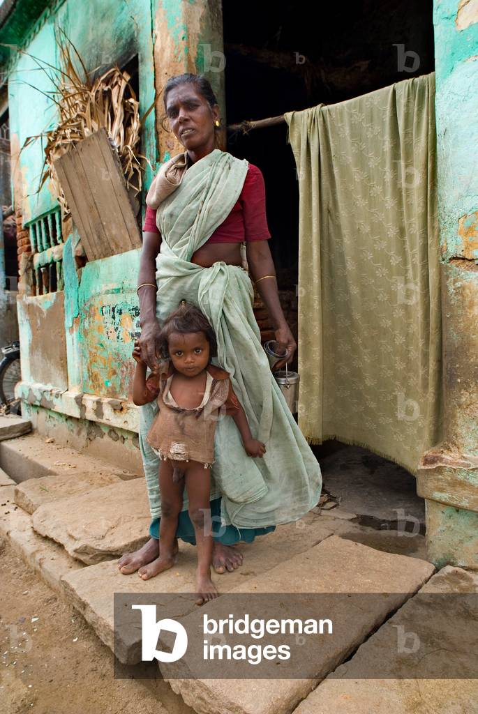 Mother and toddler in slum (photo)