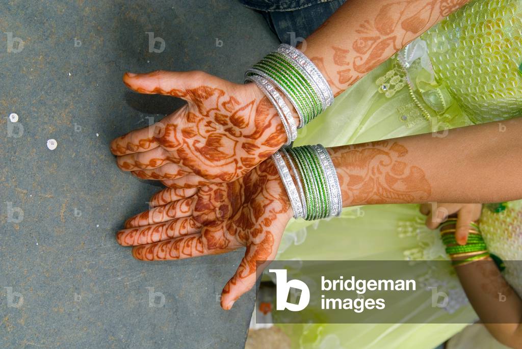 Muslim girl showing Mehndi on her hands on the occasion of the end of Ramadan (photo)