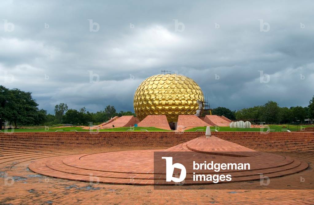 Matrimandir at the centre of Auroville (photo)