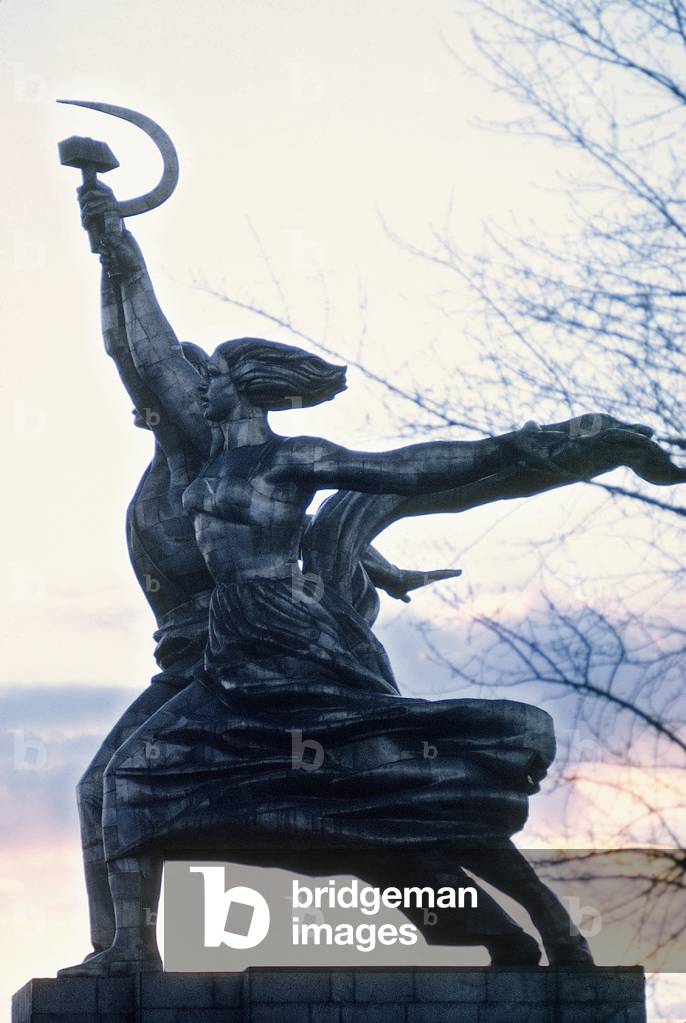 Collective farm workers Statue in Moscow Russia (photo)