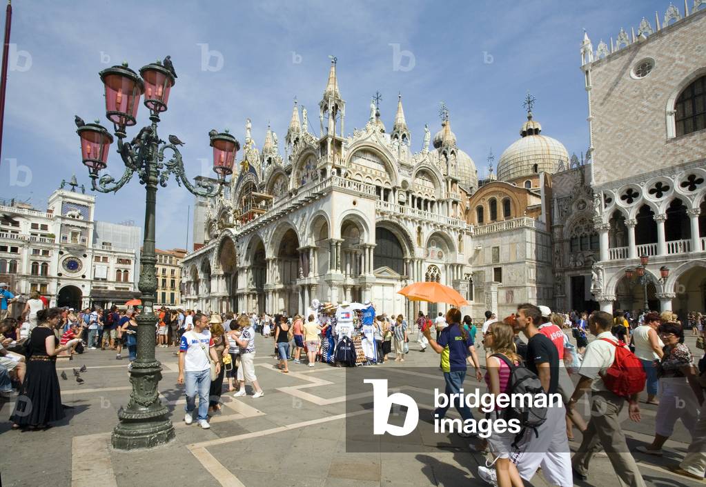People sightseeing in St.Marks Square in Venice , Italy (photo)