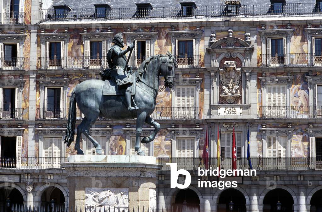 Plaza Mayor 1617, Casa de la Panaderia with equestrian statue of Philip 111 (photo)