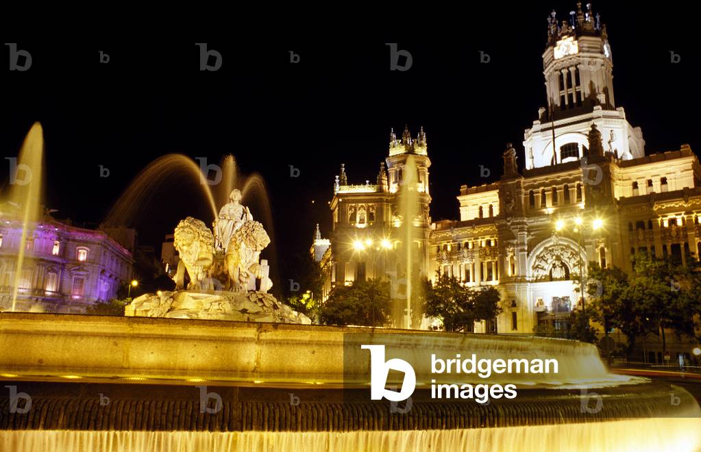 Cibeles Fountain at night . Madrid Spain (photo)