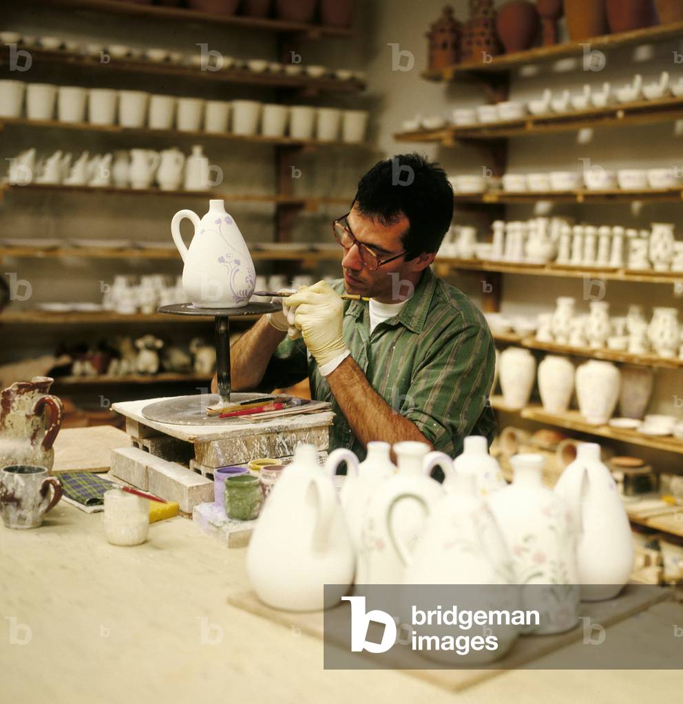 Painting ceramic pottery (photo)