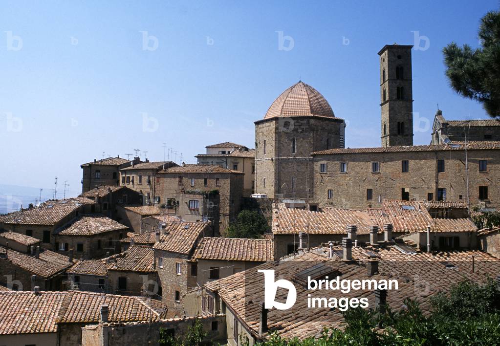 Hilltop old town of Volterra in Tuscany, Italy (photo)
