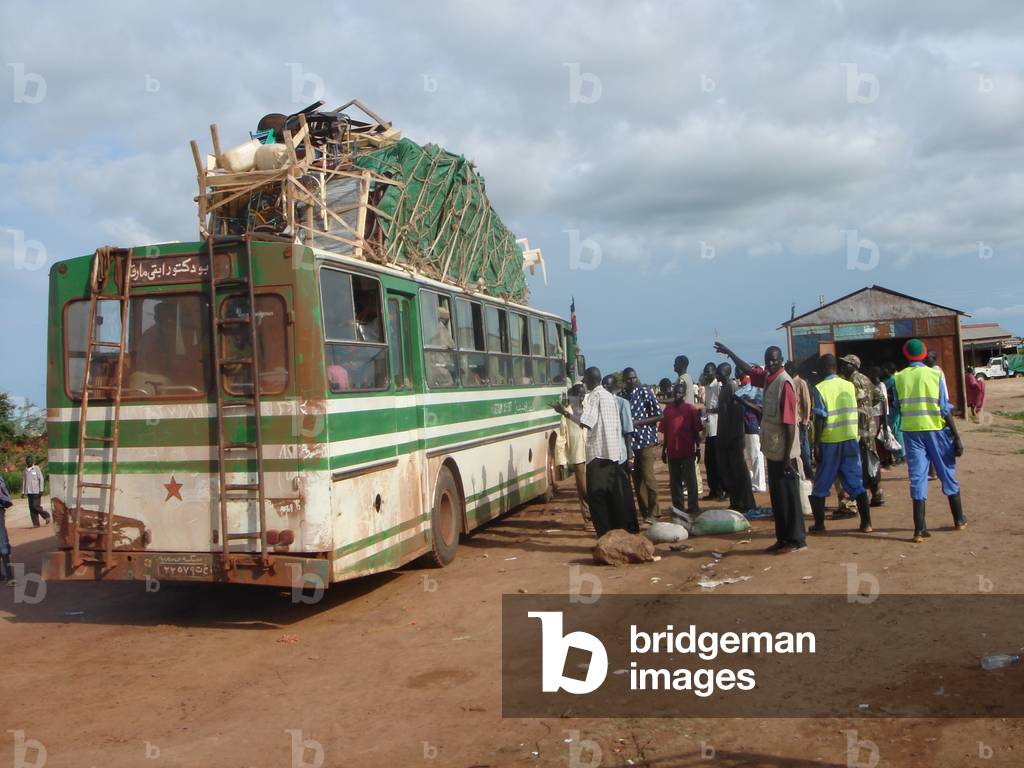 A busload of returning Internally Displaced Persons coming back from Khartoum to various locations, Rubkona, Sudan, August 2006 (photo)
