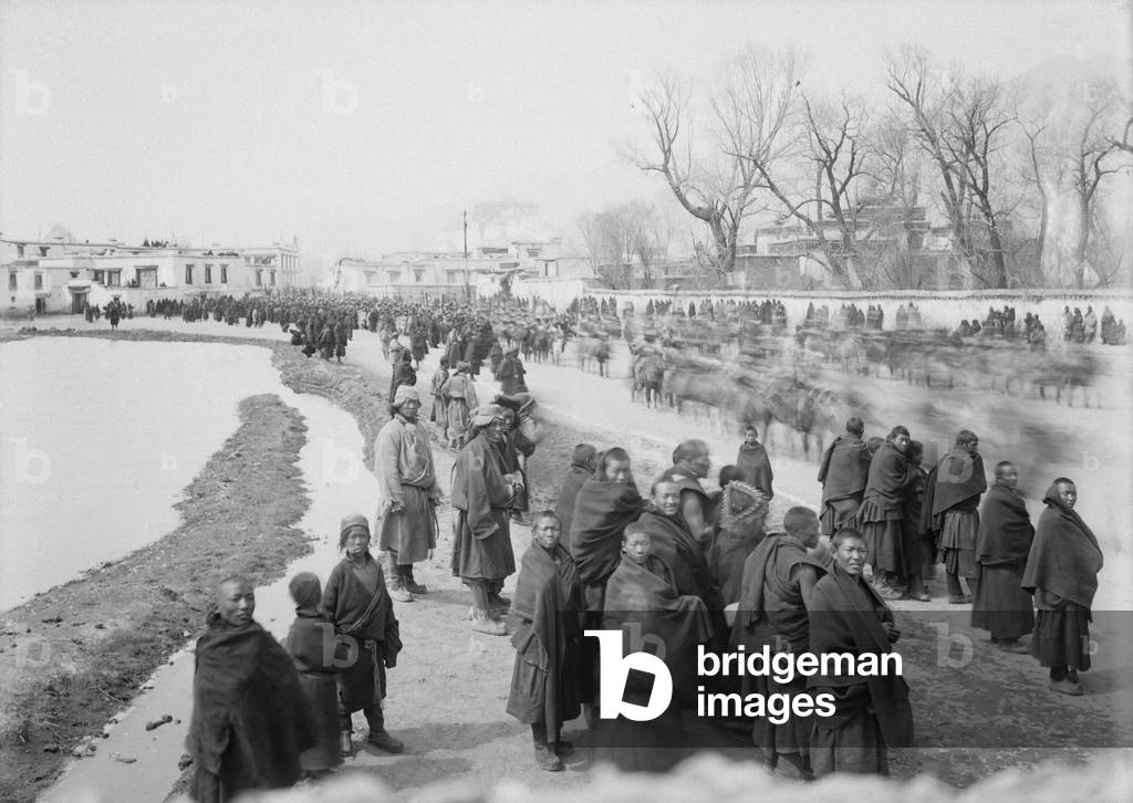 Crowd watching a procession in Lhasa, 3rd March 1921 (glass plate gelatin print)