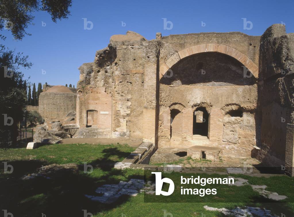 Baths with heliocaminus, Hadrian's Villa, Tivoli (photo)