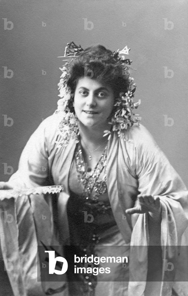 Minnie Nast - portrait, c. 1908. German soprano, 10 October 1874 - 20 June 1956.