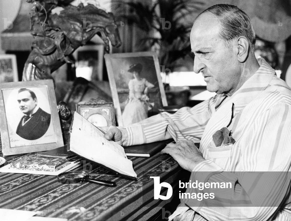 Antonio Scotti, Italian baritone studying photo of Enrico Caruso 1936