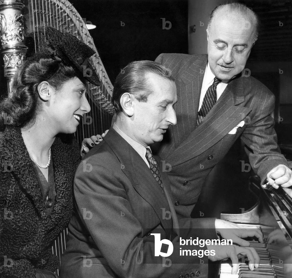 Ukrainian pianist Alexander Uninsky plays for his wife Lucie and his teacher Sergei Tarnovsky, Chicaco, 9 November 1944