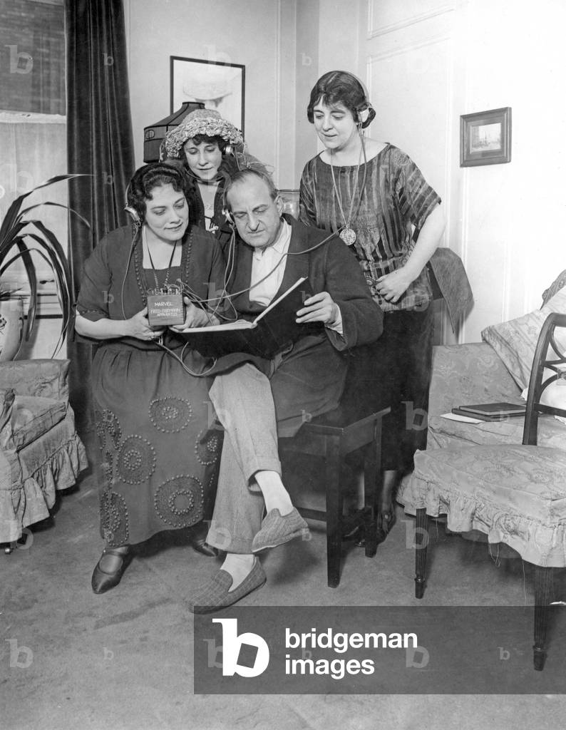 Antonio Scotti ( 1866 - 1936 ), Italian baritone listens to radio phoned performance of Tosca by Giacomo Puccini, with sopranos Alice Gentle ( 1885 - 1958 ) Queena Marion & Frances Peralta ( 1883 - 1933 ) of His Opera Company 19 April 1922