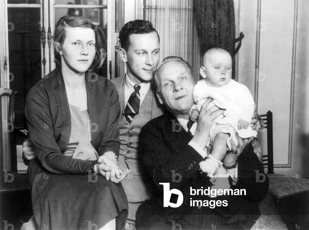 Feodor Chaliapin with his daughter and her family