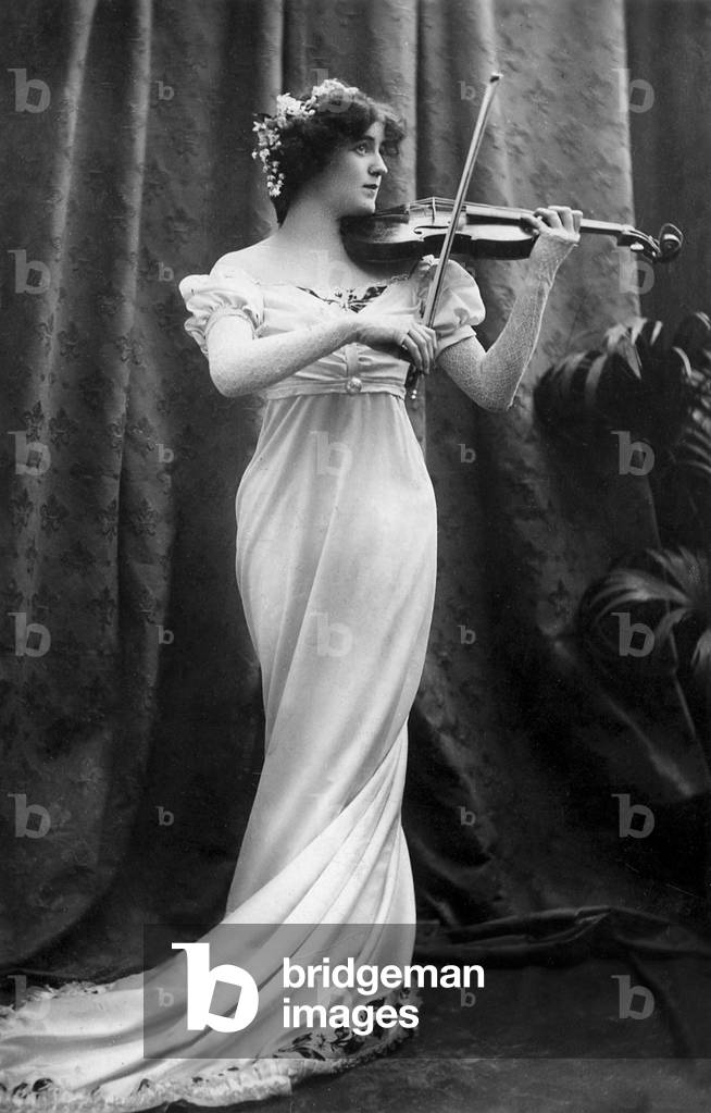 English music-hall singer, violinist and actress Denise Orme, c. 1922