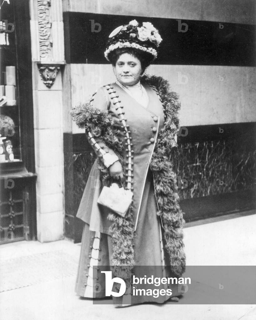 Luisa Tetrazzini outside Covent Garden, London. Italian soprano: 29 June 1871 - 28 April 1940.