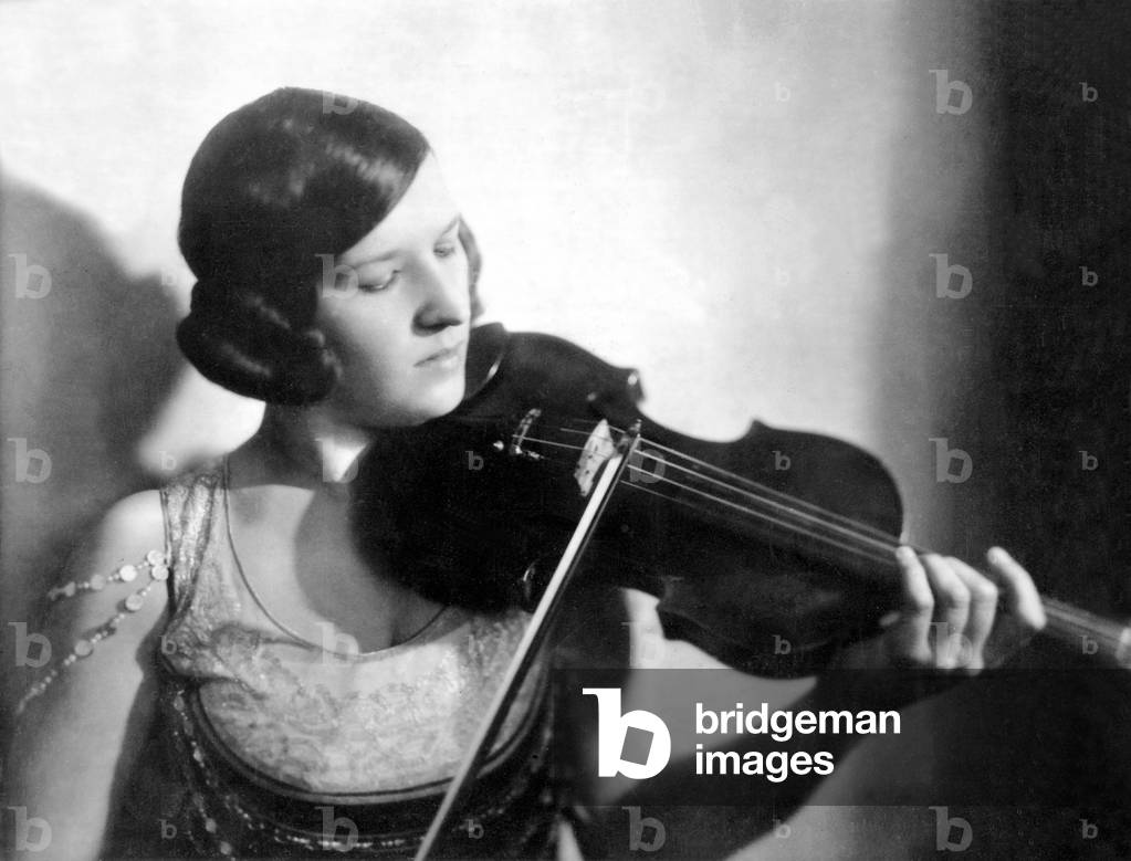 Jelly d' Arányi - portrait of Hungarian violinist playing the violin