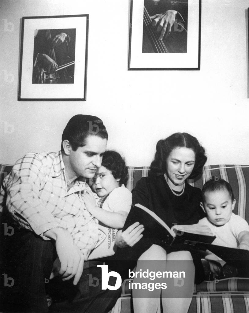 Leonard Rose ( 1918 - 1984 ), American cellist with his family c 1945