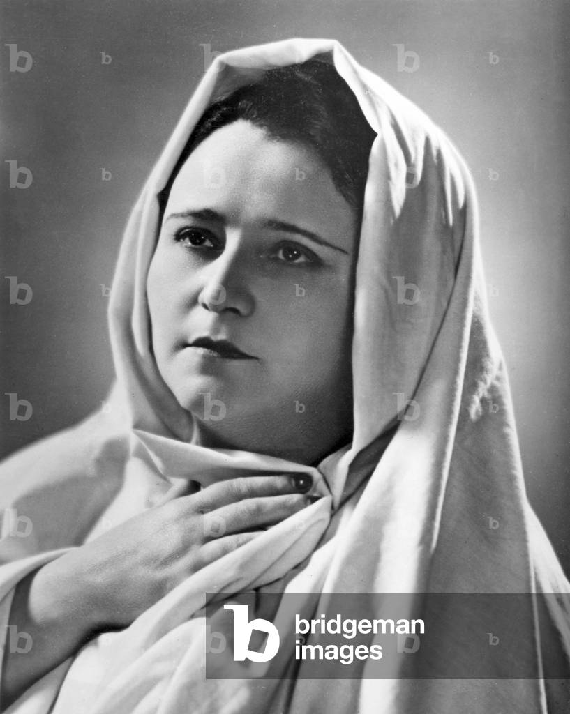 Rosetta Pampanini, Italian soprano in Cavalleria Rusticana