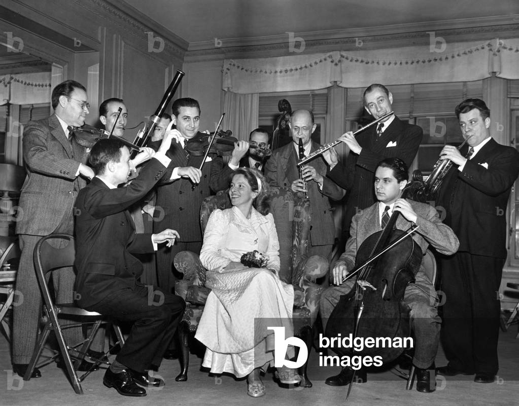 Halina Rodzinska, serenaded with Siegfried Idyll by NYPSO members, 7 February 1945