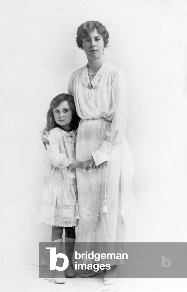 Marie Hall, English violinist with daughter Pauline Baring, laterer a pianist