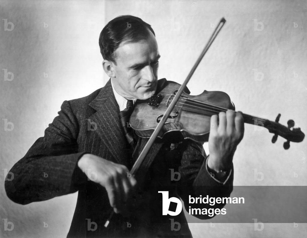 Paul Beard - British violinist playing the violin